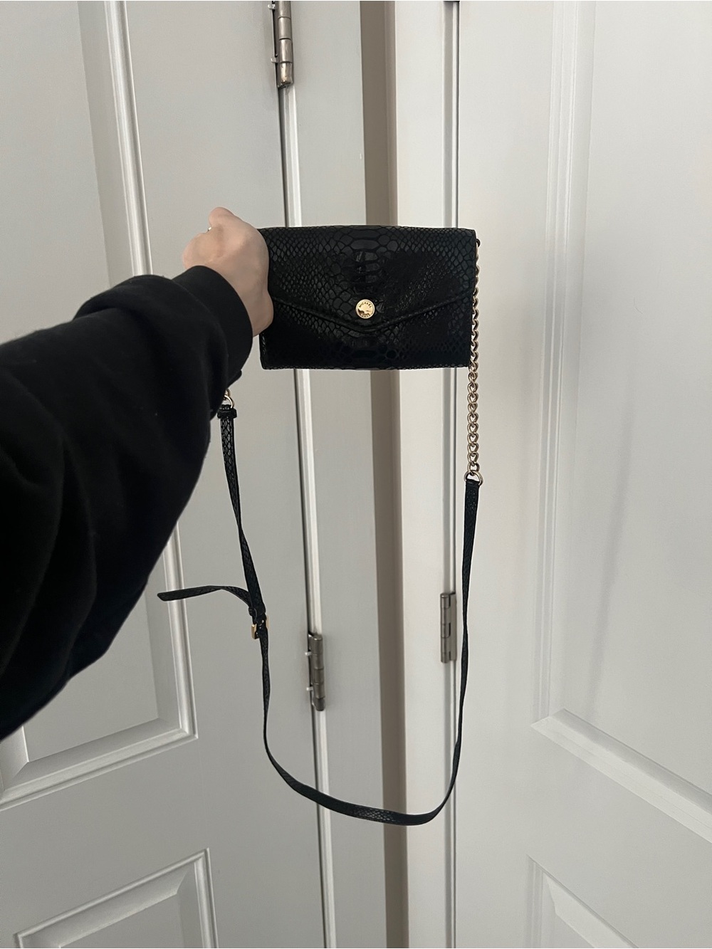 MICHAEL KORS Black Textured Crossbody Bag with Gold Chain Accent